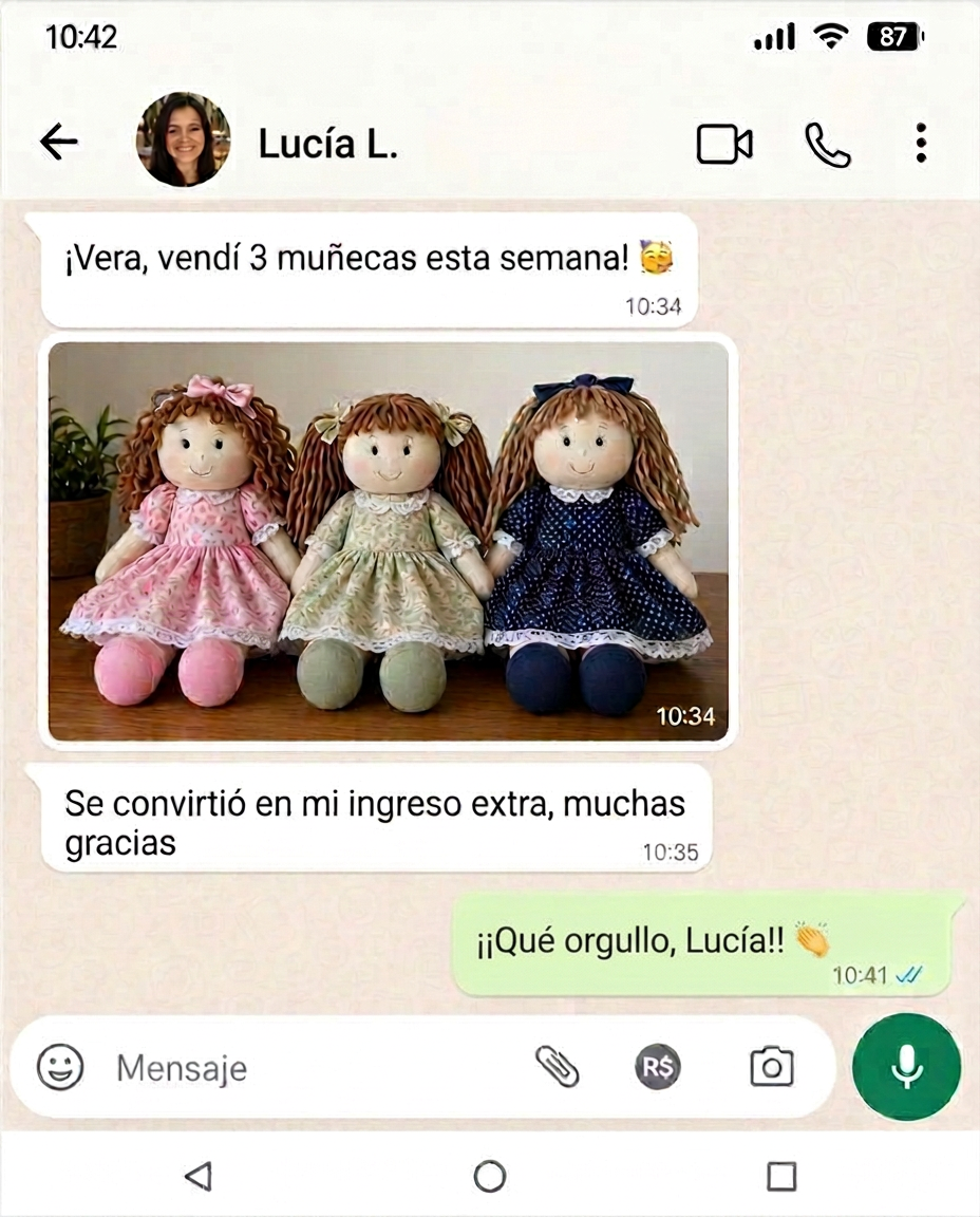 Captura de conversación en WhatsApp con testimonio de Cleide R. sobre los moldes de muñeca de tela